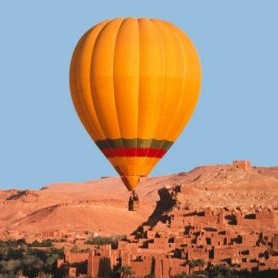 Montgolfière au lever du soleil